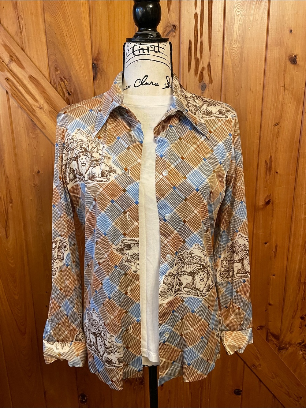 Vintage disco 70’s
Brown & Blue Plaid Button-Down Shirt with Lion Motif